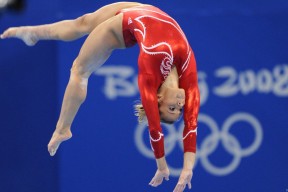 爱游戏APP-黄蜂队战术执行力提升明显，黄蜂队全称