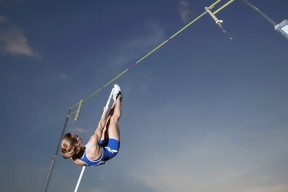 爱游戏正版-沸腾的现场：球迷热情高涨，助威声不断，沸腾的中文