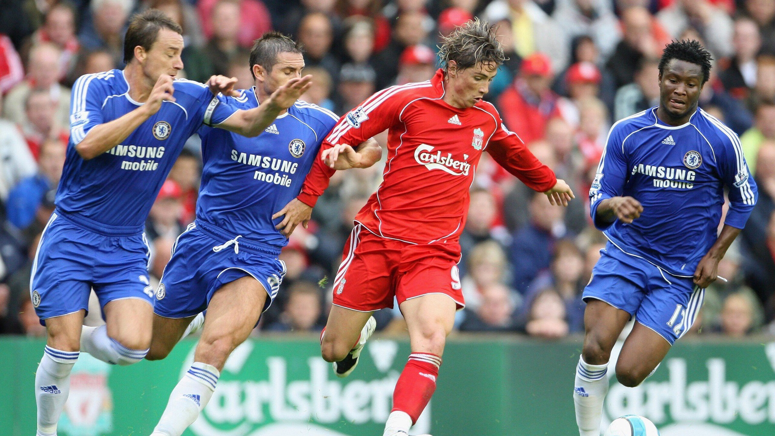 比赛中球员们发挥出色,向观众展示激烈竞争,在比赛中发挥